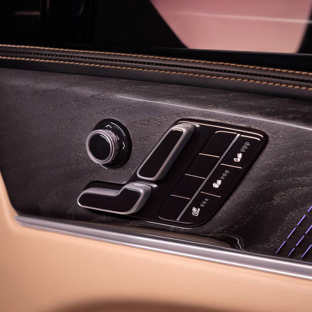 my25 escalade iq interior page grid 9