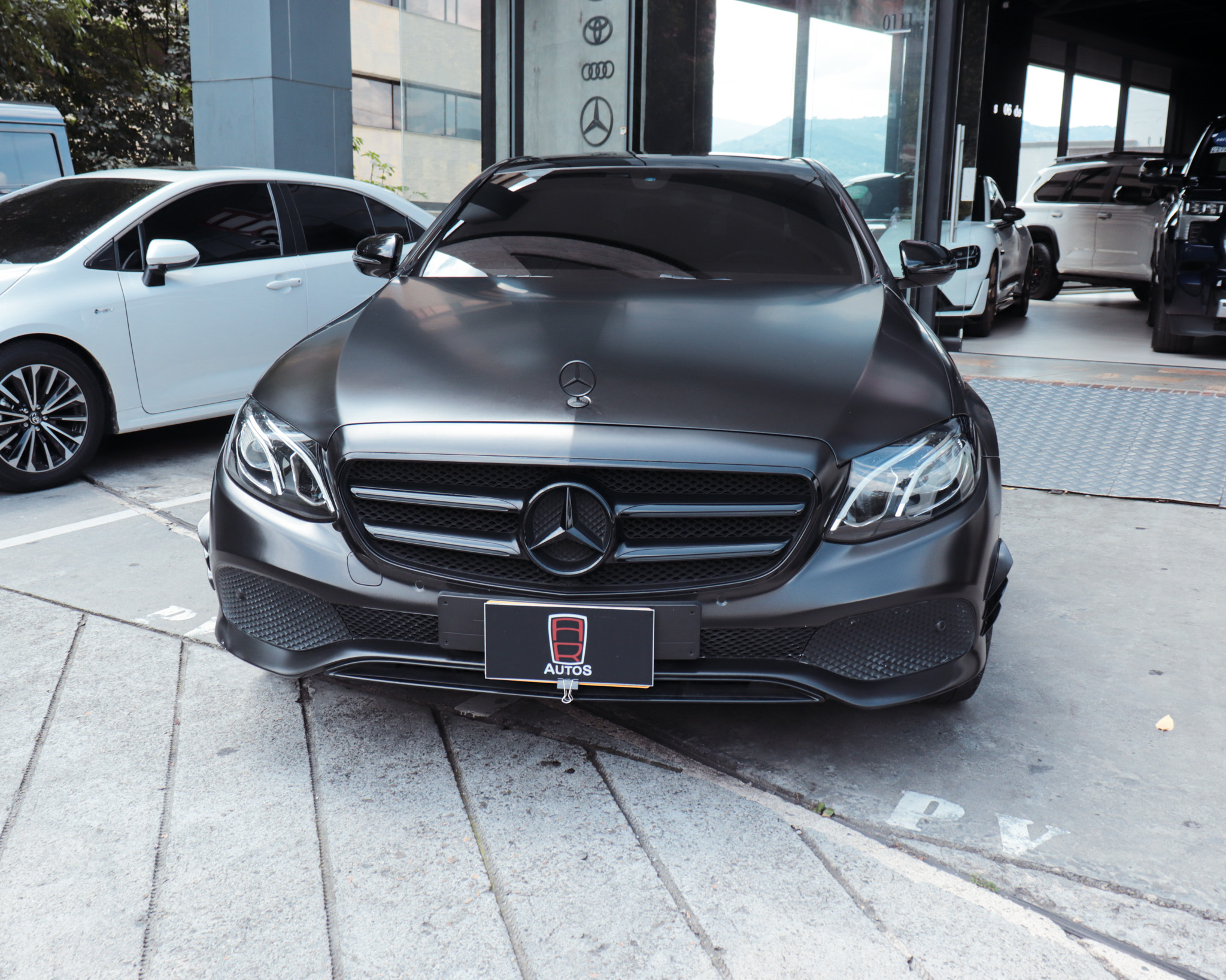 MERCEDES-BENZ E200 AVANTGARDE 2017