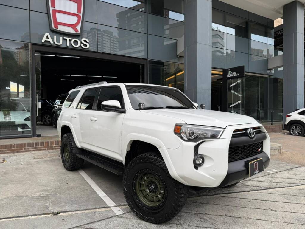 Toyota 4RUNNER SR5 2021